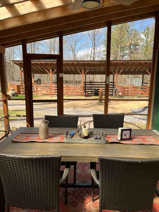 Screened in Porch dinning area