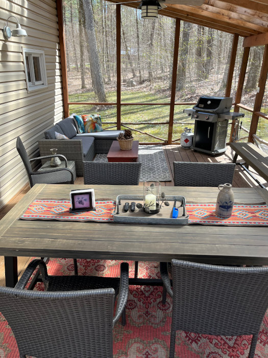 Screened in Porch dinning and lounging area